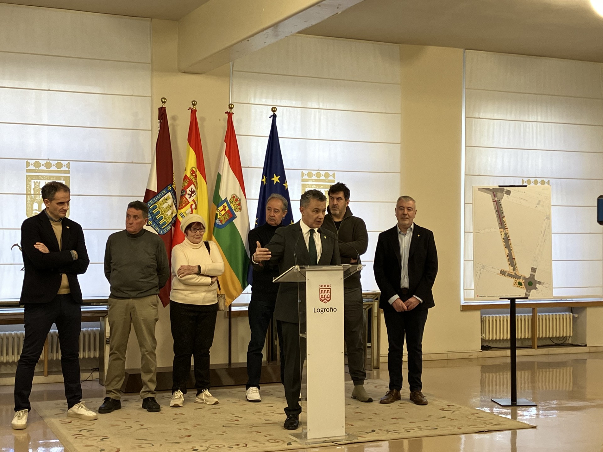 El alcalde de Logroño, junto a los concejales de Promoción de la Ciudad y Movilidad y Distrito Centro, así como de representantes de vecinos y comerciantes de la calle San Antón